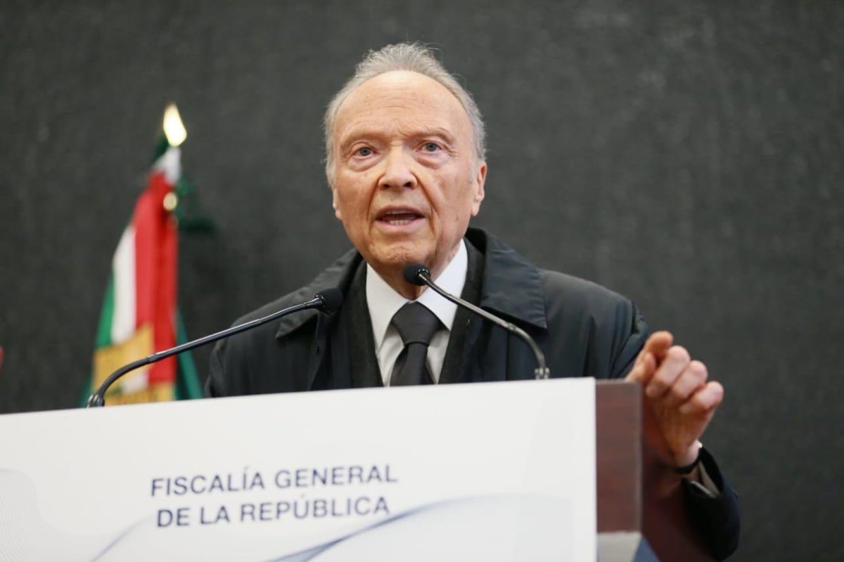 Alejandro Gertz Manero aseguró que en la investigación sobre explosión "no habrá ocultamiento". (@PGR_mx)