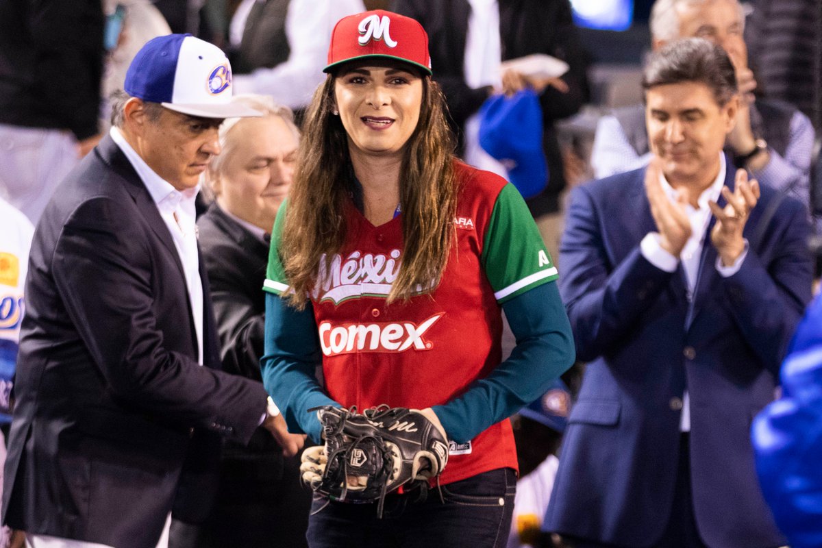 Ana Gabriela Guevara lanzó la primera bola esta noche. (Cortesía)