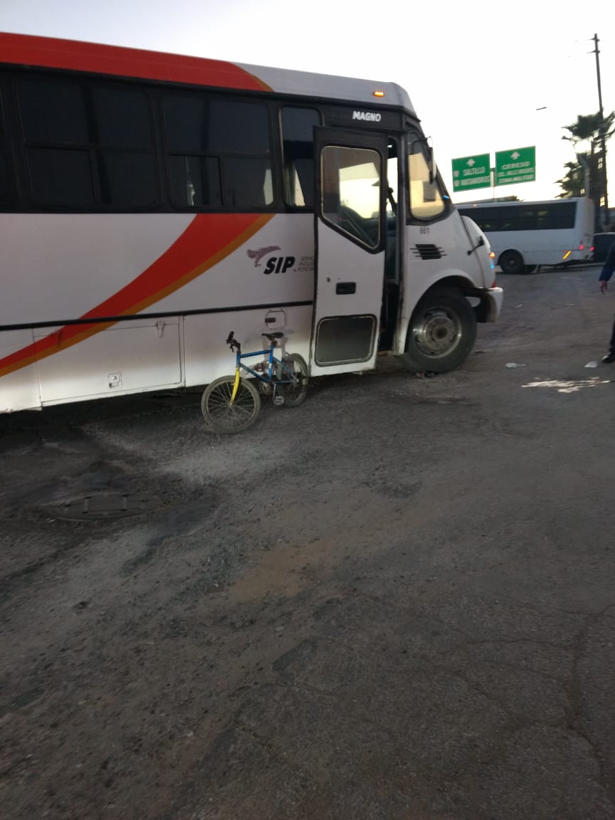 El autobús se atravesó al ciclista cuando cambió de carril. (Especial)