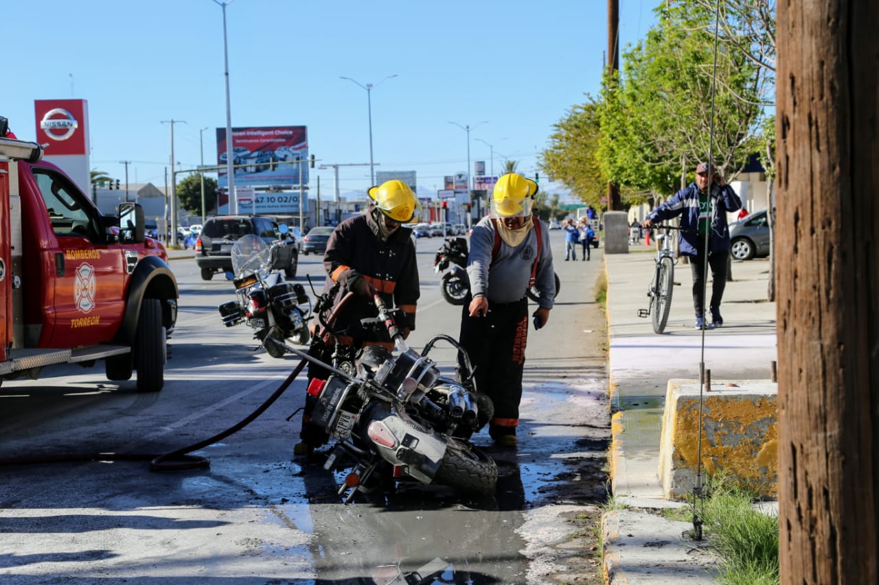 Los Bomberos se encargaron de apagar las llamas por completo. (Especial)