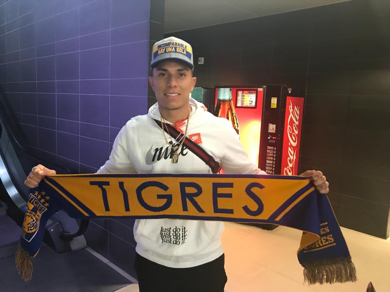 Carlos Salcedo posa con los colores de Tigres en su llegada a México (Twitter: Tigres)