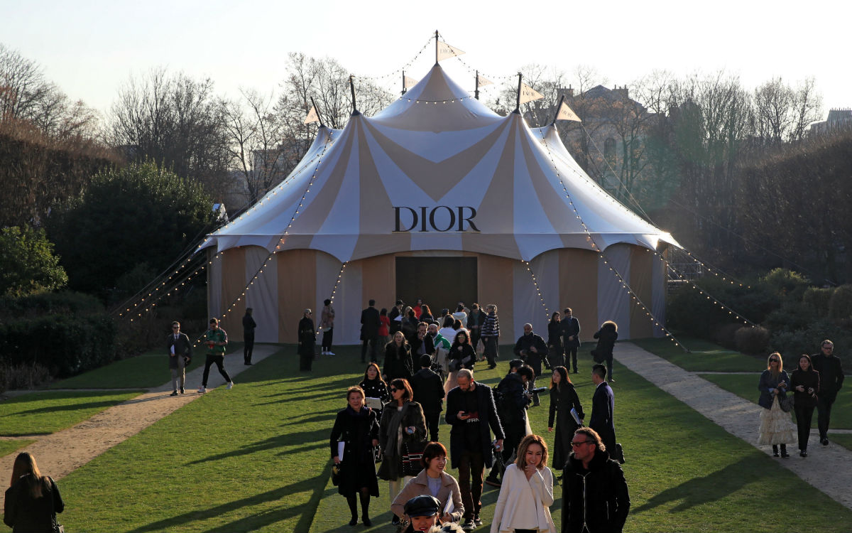 Dior comenzó la Semana de la Alta Costura en París con una colección inspirada en el circo. (Reuters)