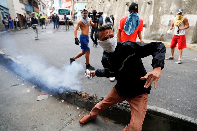 Lugareños de la barriada caraqueña de Cotiza se manifestaron a favor del grupo de militares que se sublevó contra el gobierno. (AFP)