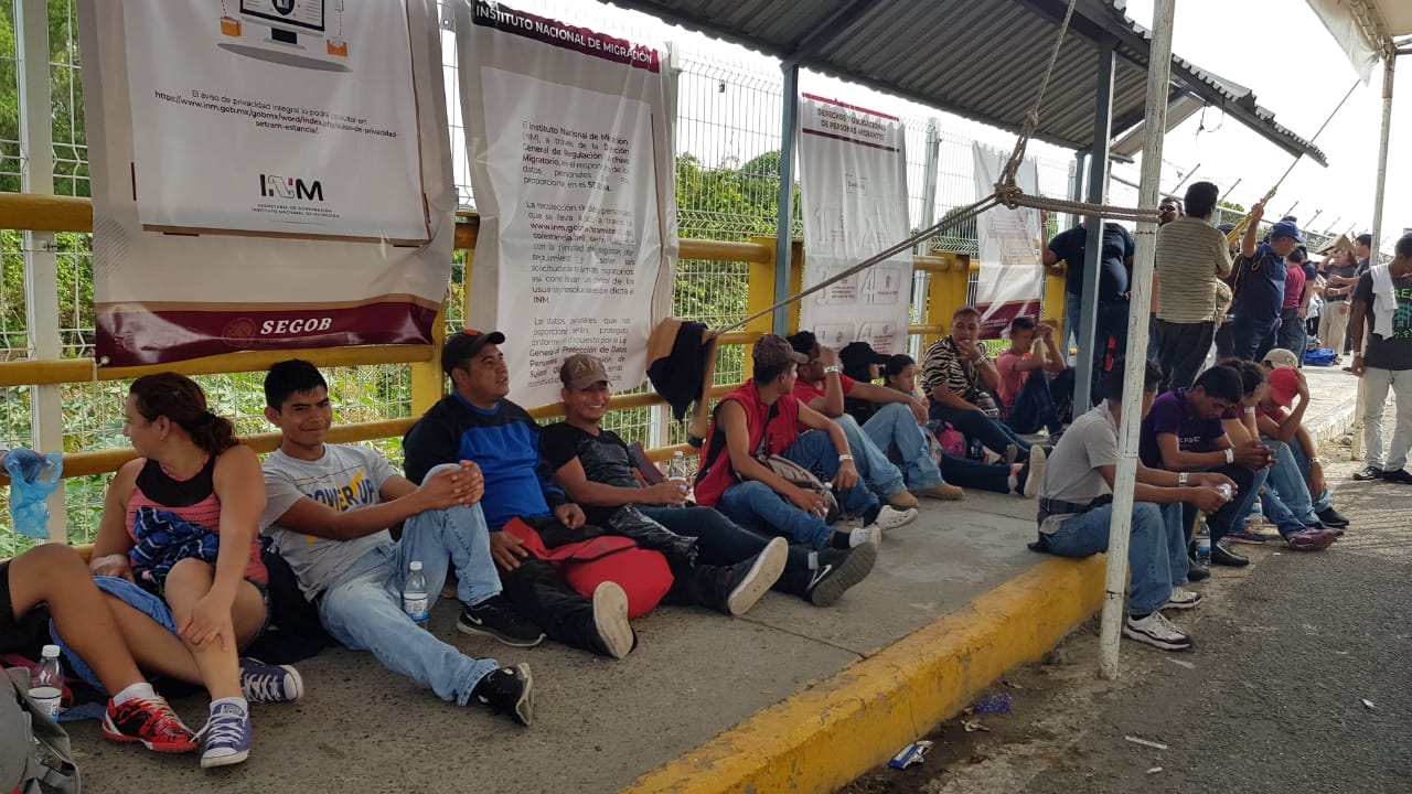 Los migrantes están en espera de la entrega de tarjetas de visita humanitaria. (Abraham Jiménez)