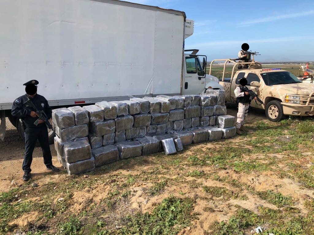 Militares y elementos de la Policía Federal decomisaron la droga.