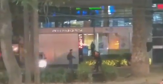 En un video se muestra a las autoridades tratando de convencer al sujeto de soltar el objeto punzocortante.