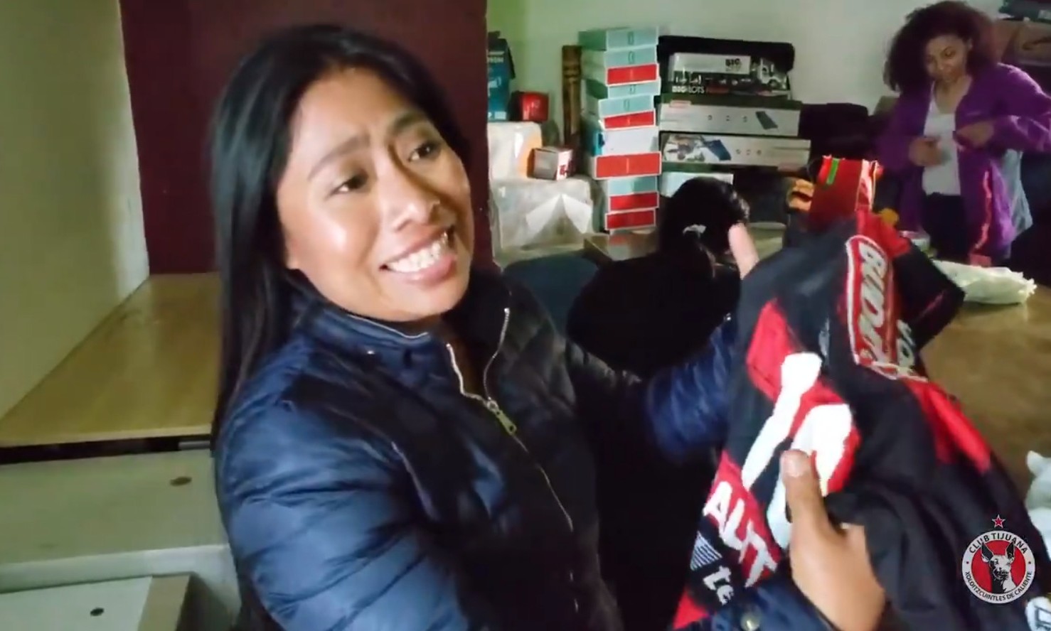 El club Xolos le obsequió una playera a Yalitza Aparicio por su nominación al Oscar. (Especial)