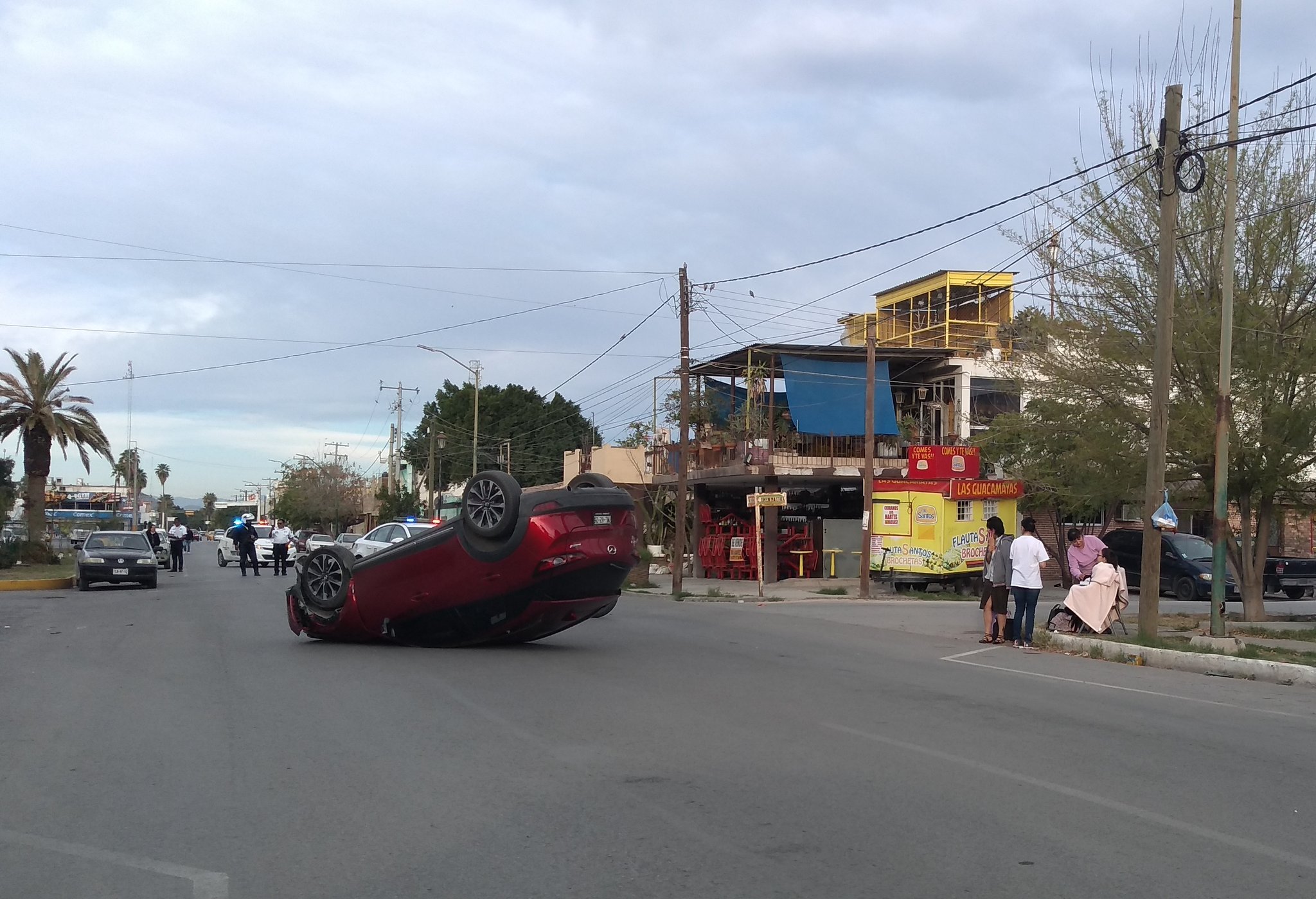Mujer choca contra auto estacionado y vuelca en Torreón- Grupo Milenio