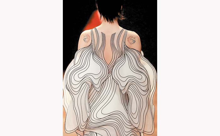Diseños de Herpen y Guyon se basan en estructuras y mapas estelares.