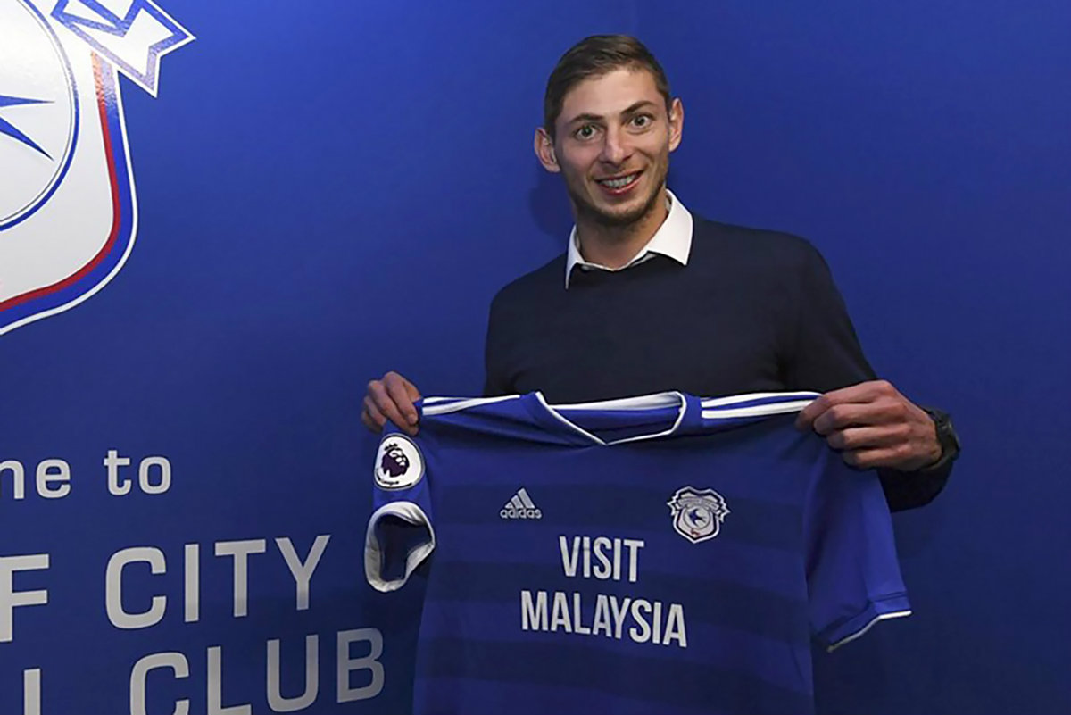 Emiliano Sala el pasado 20 de enero con la playera de Cardiff City (AFP)