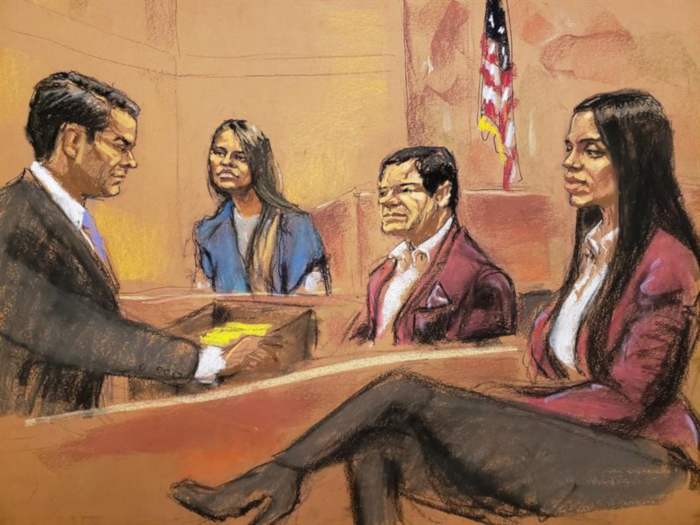 Emma Coronel y El Chapo usaron camisa blanca y sacos color vino, en el juicio en una Corte de Nueva York. |EFE