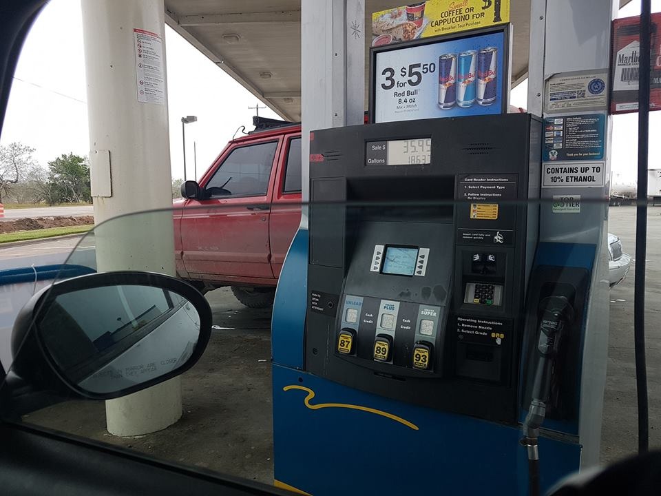 Habitantes compran gasolina en Estado Unidos.