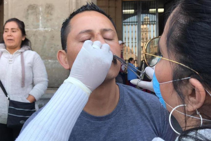 El hombre se cosió la boca para exigir que se otorguen espacios para ambulantes en el Centro Histórico. | Pedro Domínguez