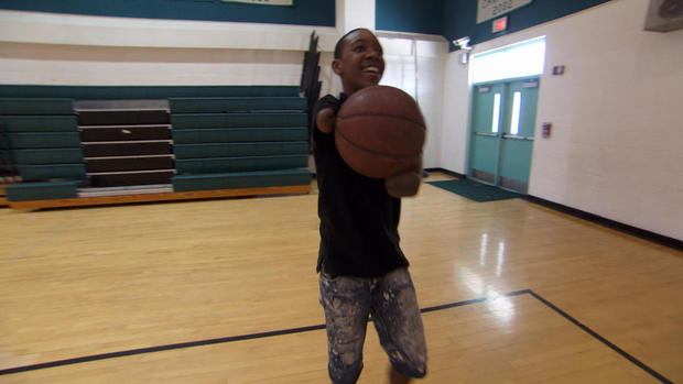 Jamarion Styles, el jugador de basquetbol que no tiene brazos (CBS NEWS)