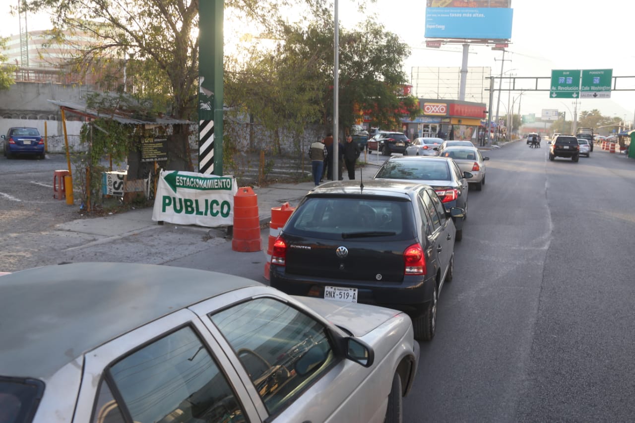 Se observaron largas filas desde temprana hora, que incluso obstruían los carriles de circulación de las avenidas. (Foto: Raúl Palacios)