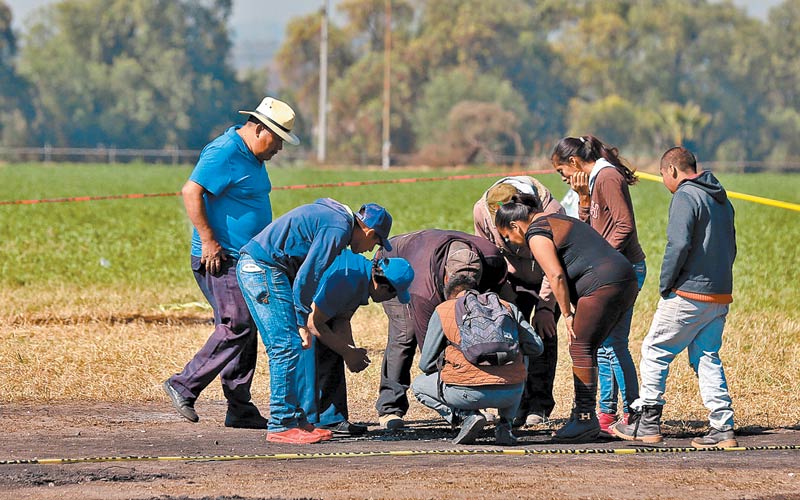 Con palas y otros utensilios, familiares de desaparecidos ingresaron a la zanja de la tragedia. (Nelly Salas)