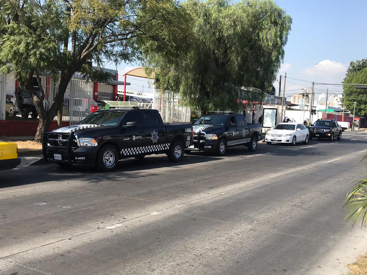 Los vehículos de emergencia como patrullas, ambulancias y hasta los bomberos tienen que hacer largas filas para cargar combustible. (Cortesía)