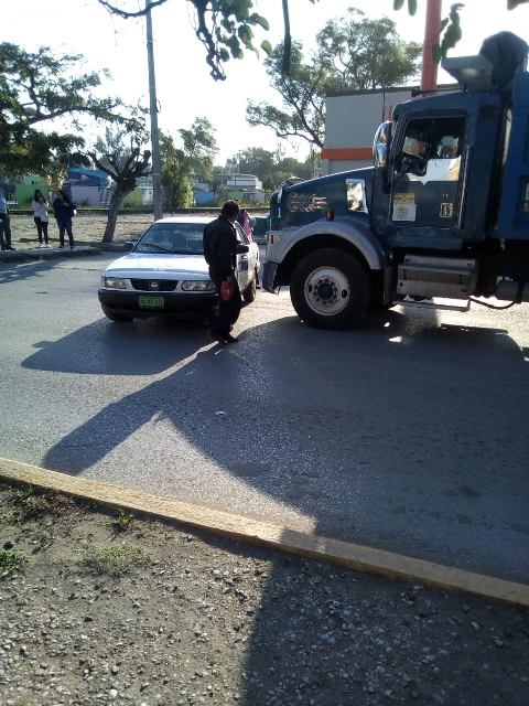 Choque entre tráiler y carro de ruta en Altamira.