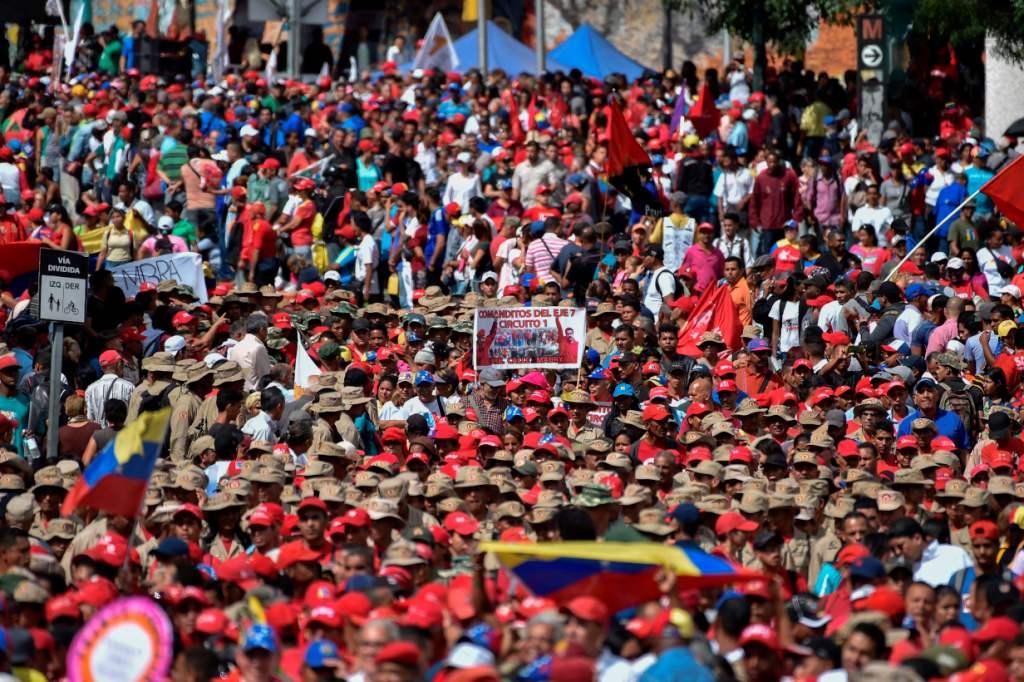 Cientos de simpatizantes acuden a la Marcha por la Paz convocada por el gobierno de Venezuela. (AFP)
