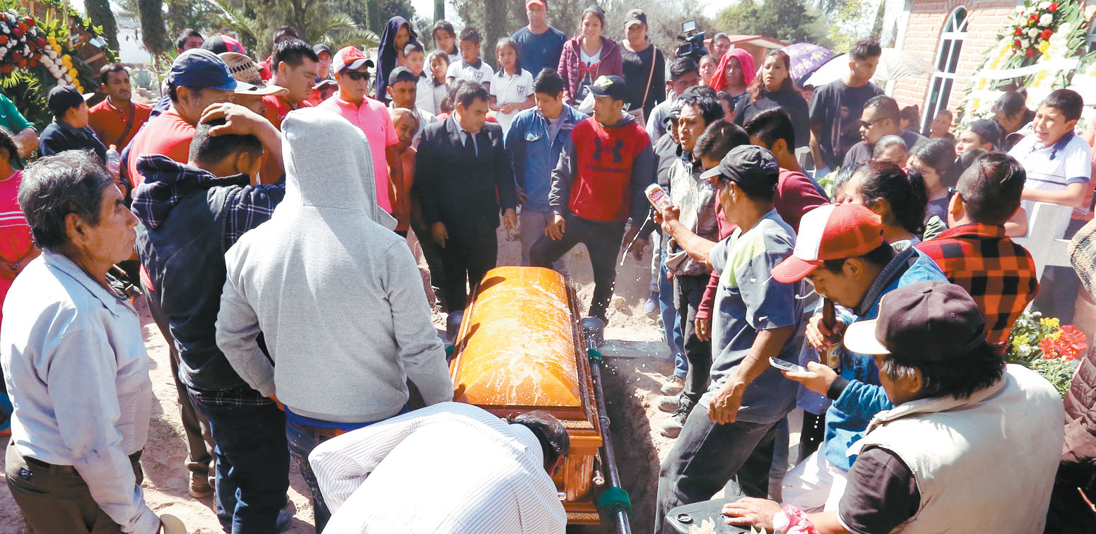 Continúa la despedida a las víctimas mortales de la explosión en el ducto de Pemex. (Nelly Salas)
