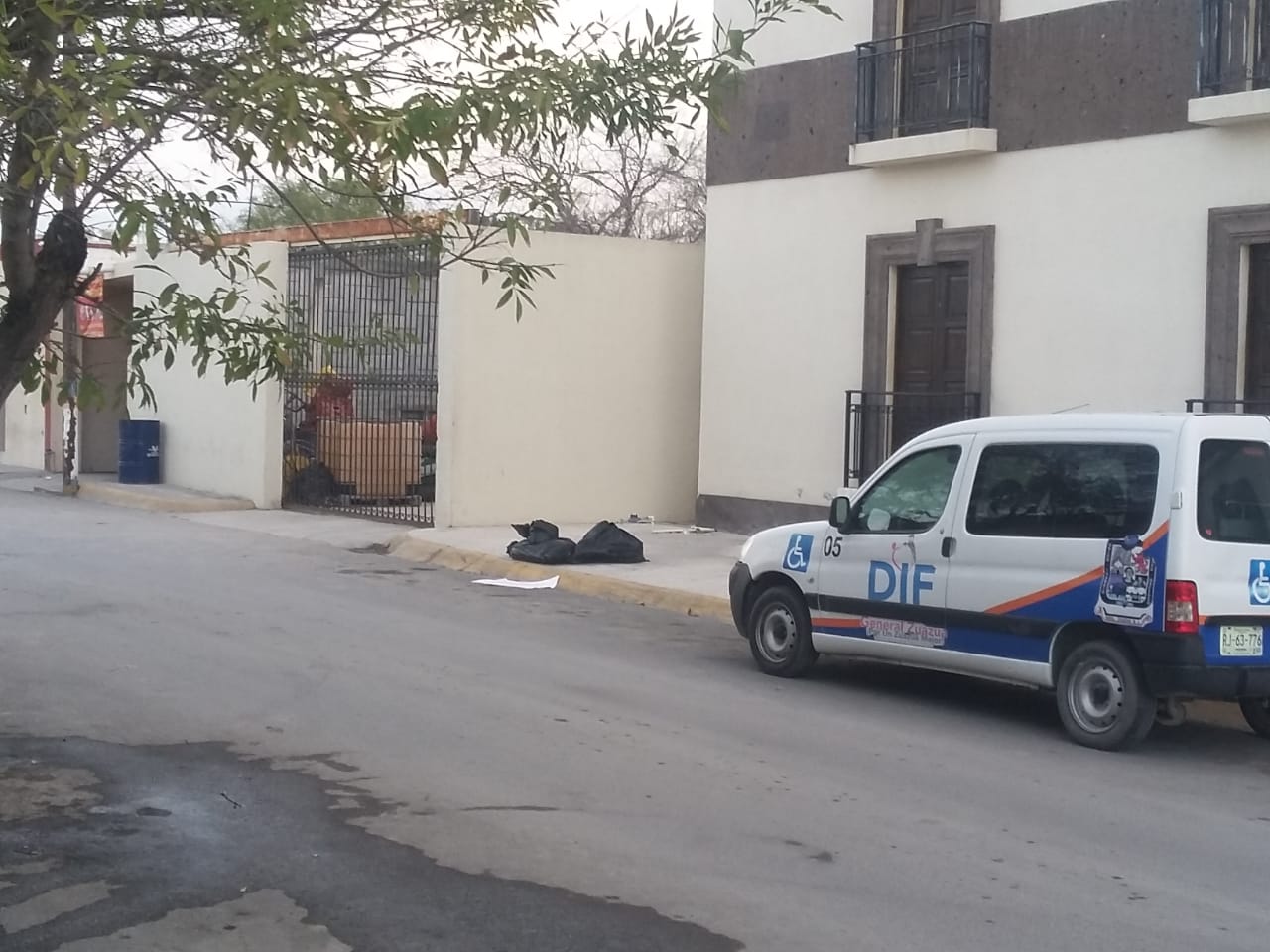 El cuerpo fue encontrado en bolsas de plástico afuera del Palacio Municipal de Zuazua