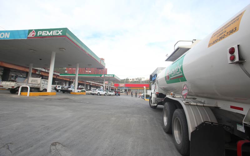 En algunas estaciones del área metropolitana empezaron a llegar pipas. (RAÚL PALACIOS)