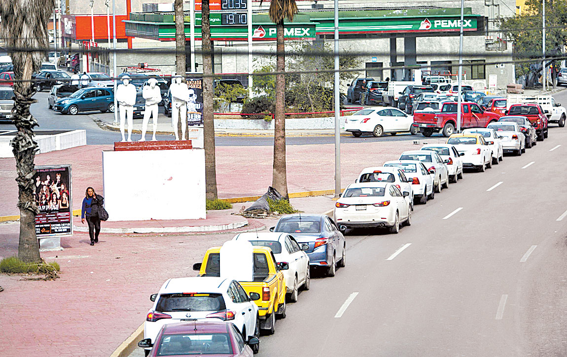 En algunas estaciones hubo hasta 100 autos formados. (Julio César Aguilar/AFP)
