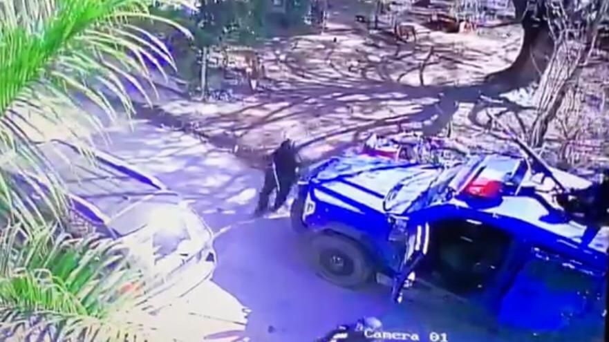 Exponen ante autoridades que los casos coinciden en que se trató de policías a bordo de dos unidades blindadas y tres patrullas de la corporación.