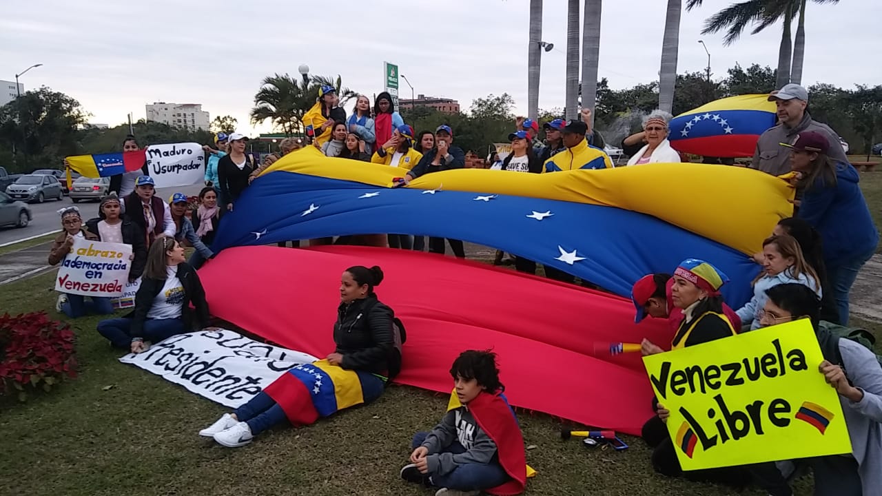 Grupo de venezolanos se manifestaron contra Nicolás Maduro. (José Luis Tapia)