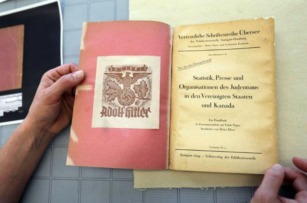 En el libro se ve un águila estilizada, una esvástica y las palabras "Ex libris Adolf Hitler".  (AFP)