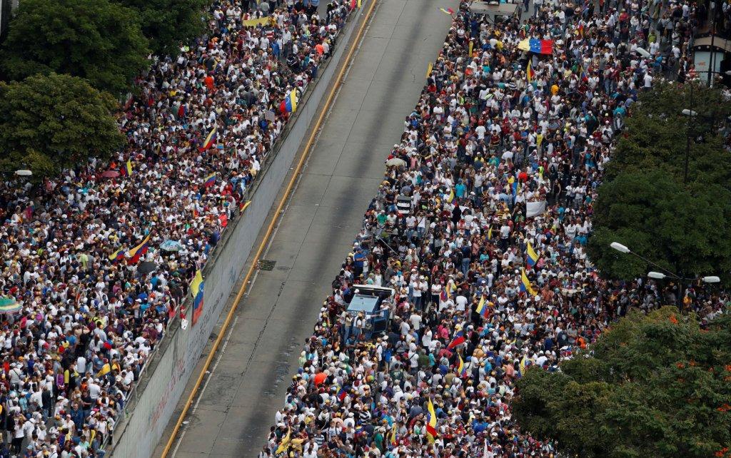 Los manifestantes contra Maduro conmemoran la caída de la dictadura en 1958 (Reuters)