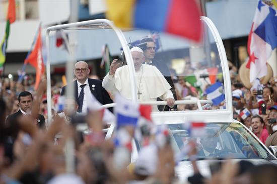 El Papa saludó a feligreses en su recorrido hacia la Basílica Don Bosco. (EFE)