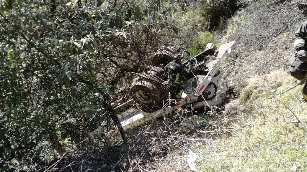 La pipa cayó a un barranco en Cuajimalpa. (Gabriel Ortega)