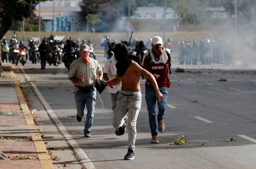 La policía agredió a los manifestantes con gas lacrimógeno. | Reuters
