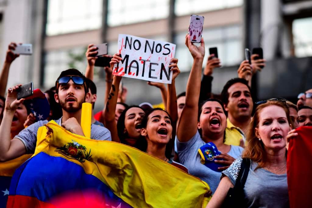 Buenos Aires- Los venezolanos usaron pancartas que decían "Fuera Maduro" y "Haz que este sueño bonito se haga realidad". AP
