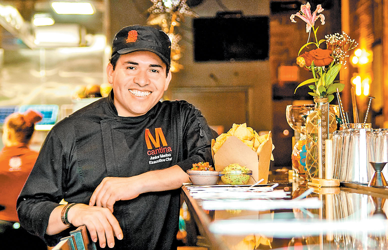 A los 15 años cruzó de "mojado" a EU, donde ahora goza de su éxito como mixólogo y es chef ejecutivo de M Cantina. (Especial)
