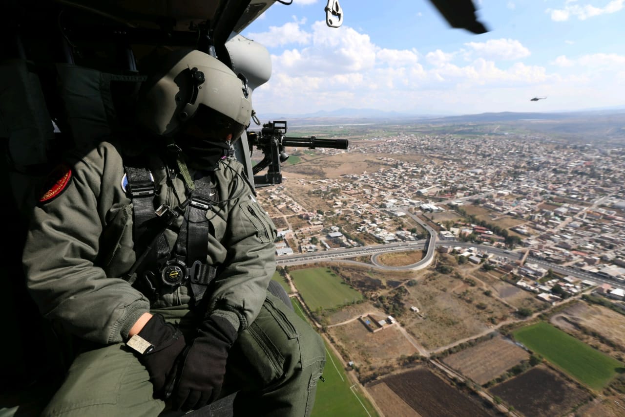 La estrategia del gobierno federal para combatir el robo de combatible en al menos cuatro estados contempla una flotilla del Ejército y de la Marina. 