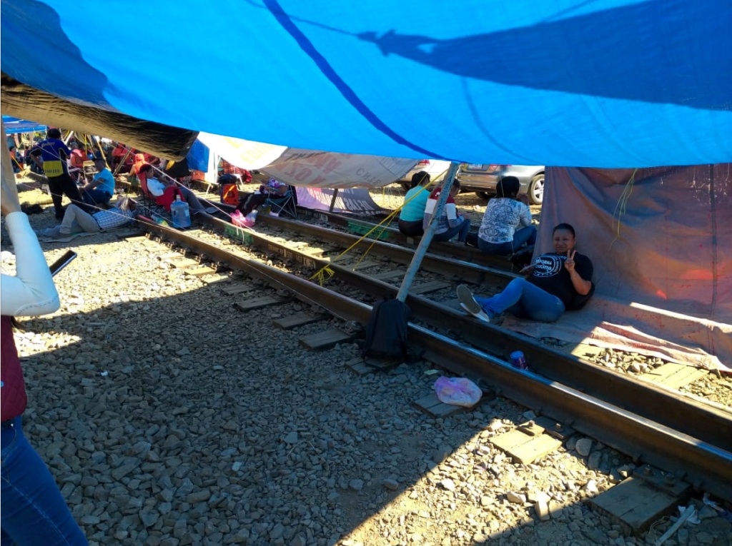 Integrantes de la CNTE llevan 10 días con bloqueos en la red ferroviaria de Michoacán para exigir pagos atrasados. (Cuartoscuro)