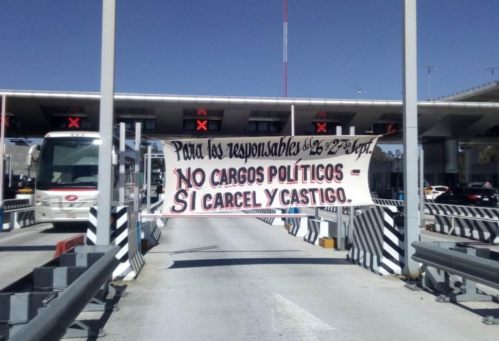 Los manifestantes piden a los automovilistas 50 pesos. | Gabriel Ortega