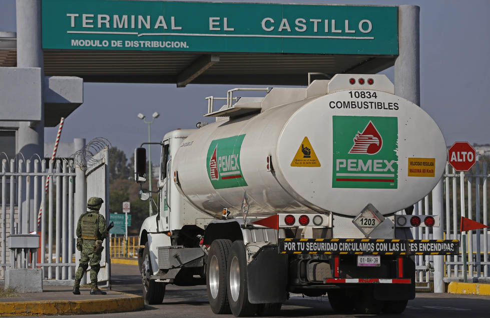Pipas de Pemex se concentran en la terminal El Castillo (Fernando Carranza)