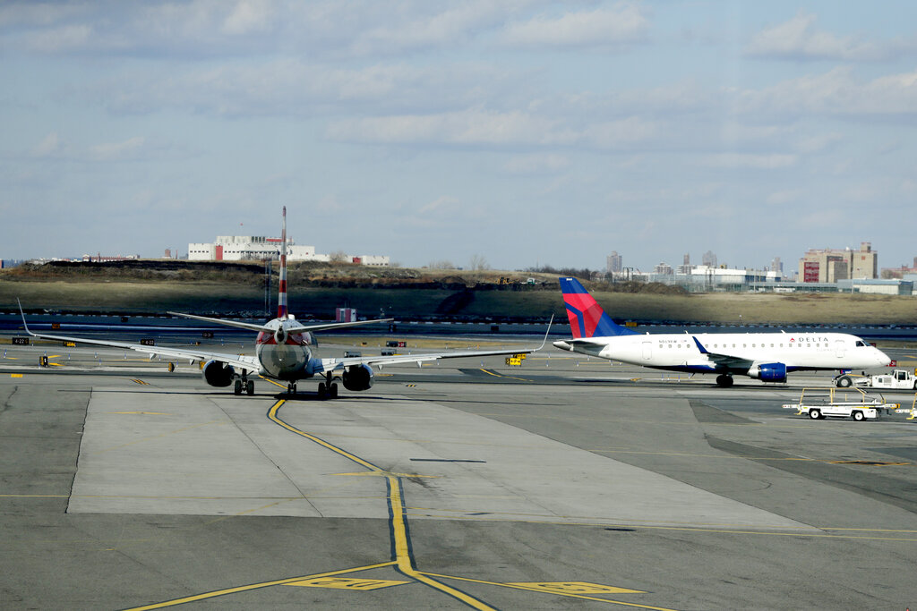 El aeropuerto de LaGuardia reanudó operaciones luego de 40 minutos. (AP)