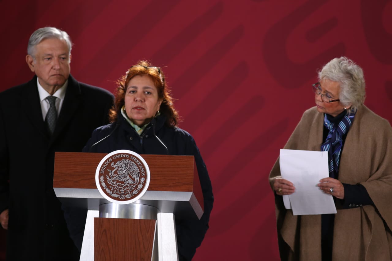 Andrés Manuel López Obrador junto a Olga Sánchez Cordero y la esposa del periodista Javier Valdéz (Octavio Hoyos)