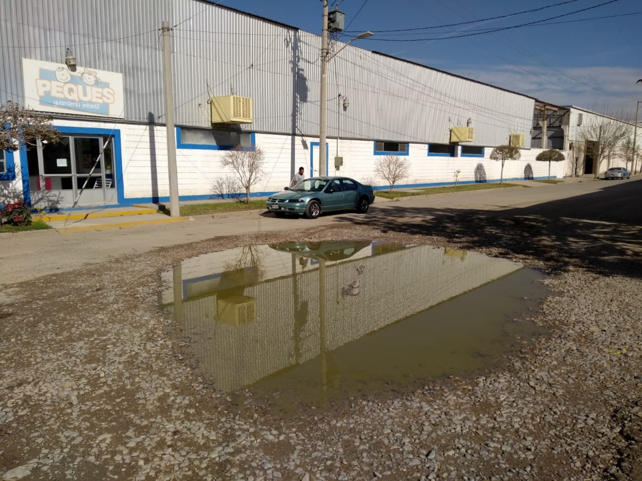 Además a espaldas de la guardería hay una fuga de aguas negras desde hace meses. (Luis Alatorre)
