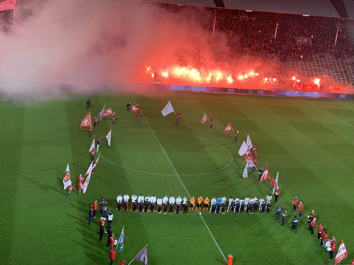 Guillermo Ochoa fue titular en el empate del Standard Lieja ante el Royal Amberes (Twitter @StandardLiegeES)