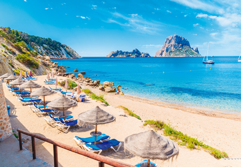 Ibiza, el lugar para vacacionar como lo hacen las estrellas de Hollywood que tienen residencias en sus playas.