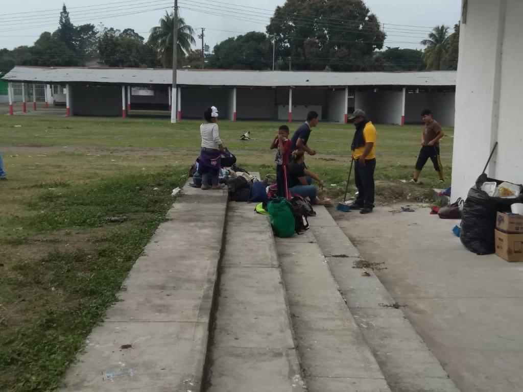 Los migrantes duermen en albergues instalados por autoridades. (Isabel Zamudio)