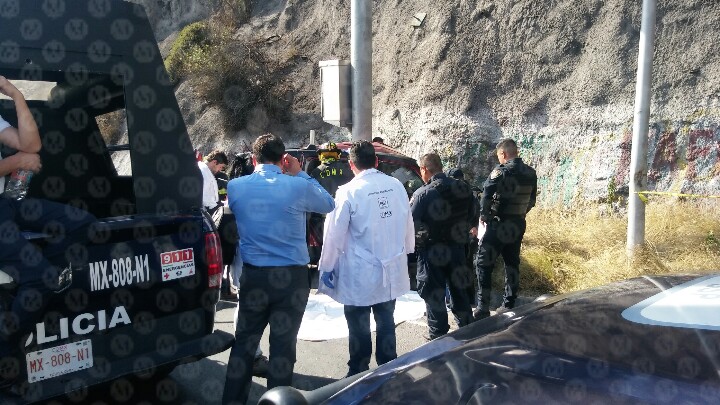Una mujer perdió el control del volante al salir de una curva y chocó contra el muro. (Jorge Becerril)