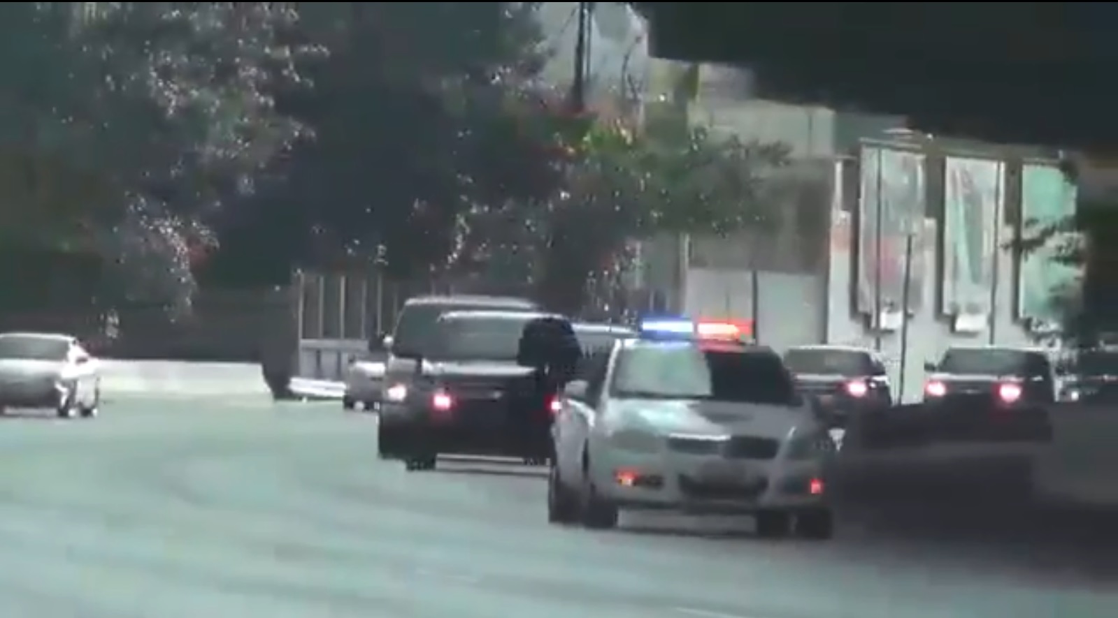 Con una patrulla en el frente, personal diplomático fue llevado al aeropuerto de Venezuela.
