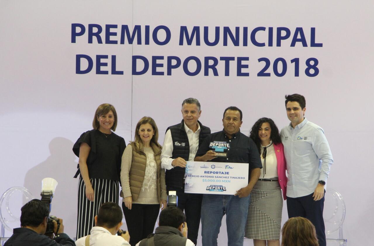 Sergio Sánchez, recibió el premio de parte del alcalde Jesús Nader Nasrallah. (José Luis Tapia)