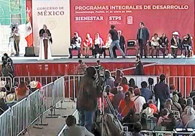 Ya en el templete, Eduardo Astudillo González se acercó al titular del Ejecutivo, le habló al oído y le entregó dos hojas. (Especial)